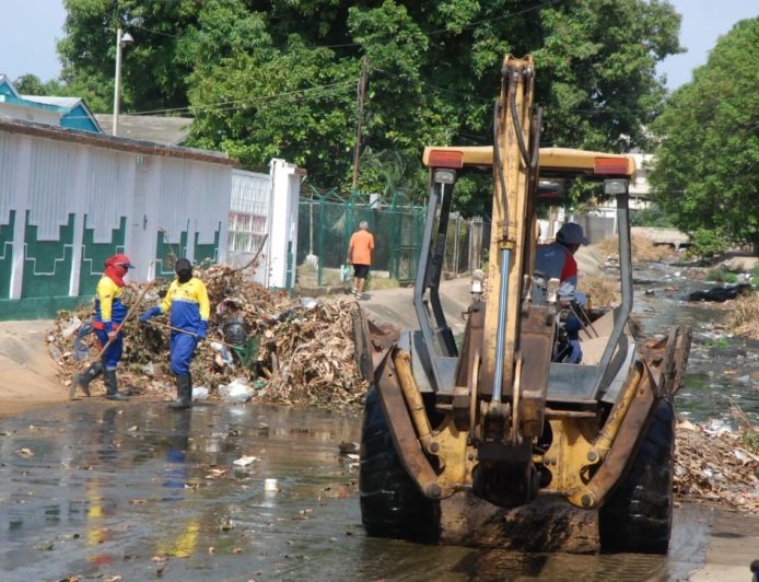 Alcaldía de Maracaibo limpia cañada La Rosita en Los Claveles