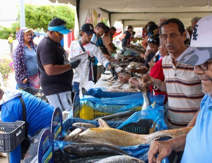 ¡Precios solidarios y productos frescos! ‎Feria del Pescado de la Alcaldía llegó a la Curva de Molina