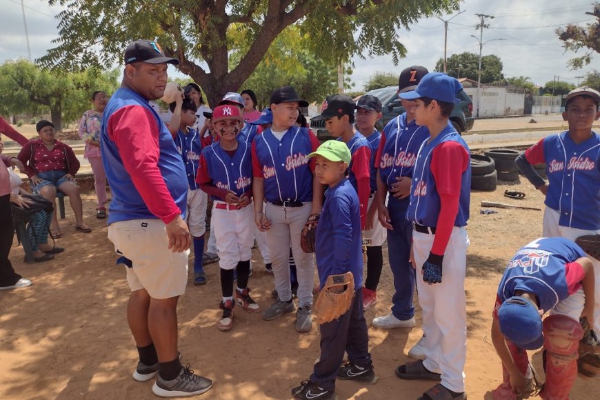 En la Villa San Isidro se levanta la liga "Dios es Fiel", solo con el apoyo de los padres y amigos