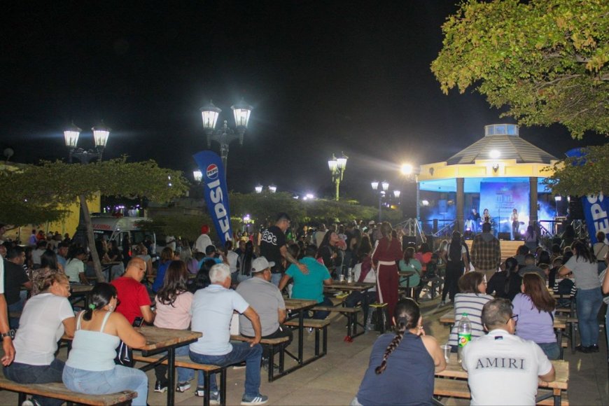 Programa de la Alcaldía de Maracaibo!  Vive la Retreta llenó de gaita y alegría al boulevard de Santa Lucía