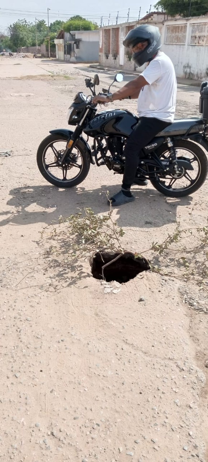 Hueco en la vía pública amenaza con derrumbar una calle en Sol Amada