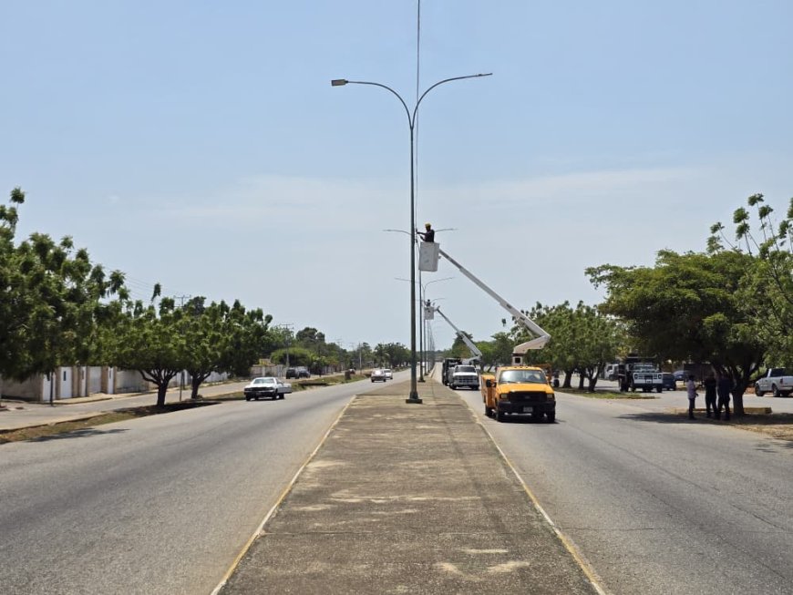 Luis Caldera ejecuta el Plan de Iluminación Vial en 13 kilómetros de la avenida Intercomunal de la COL