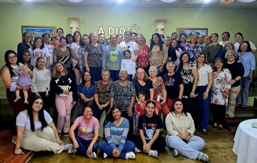 Iglesia cristiana evangélica celebra y honra a las mujeres