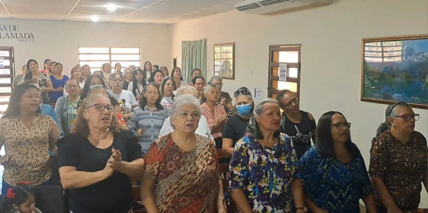 Iglesia cristiana evangélica celebra y honra a las mujeres