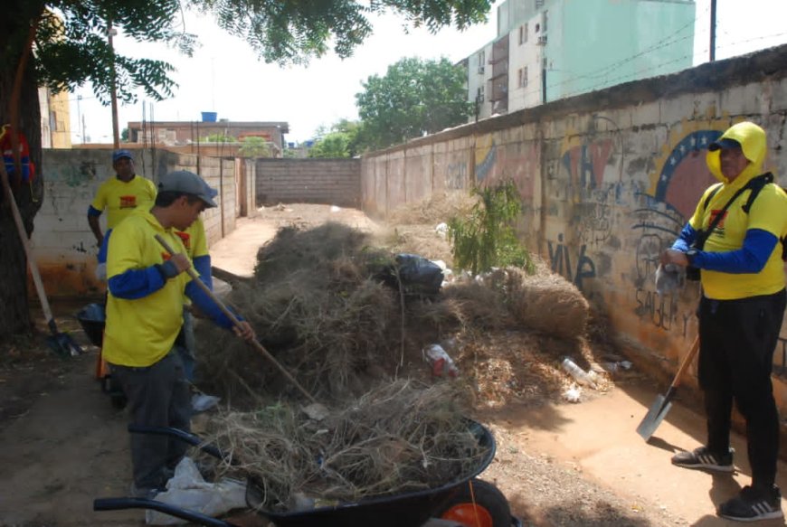Unidad educativa y bloques de Raúl Leoni recibieron operativo de limpieza del IMA