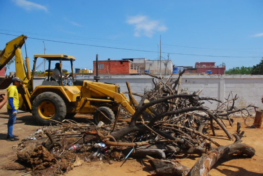 Unidad educativa y bloques de Raúl Leoni recibieron operativo de limpieza del IMA