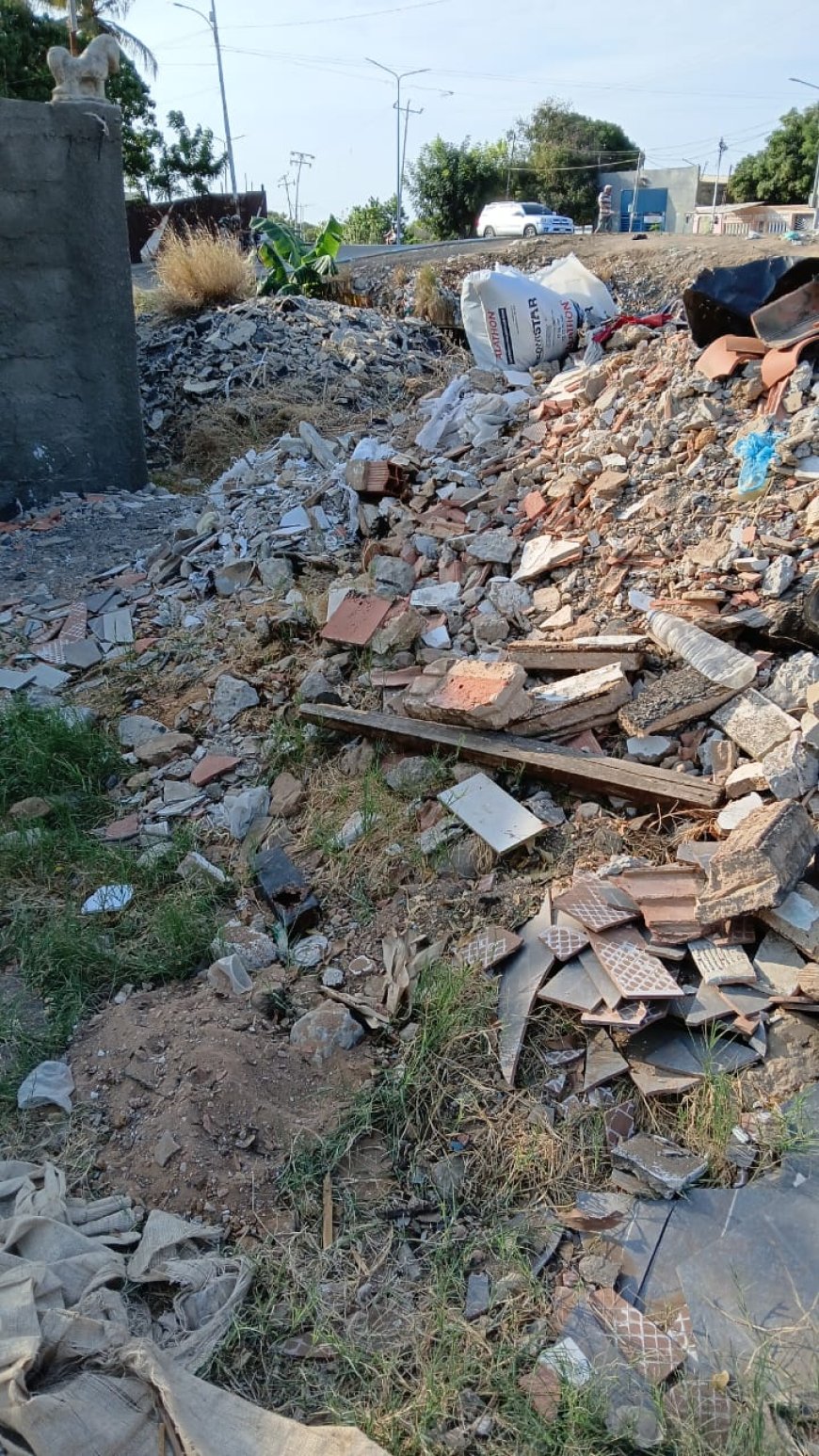 ¡Acababan de limpiarla! Alcaldía sancionó a infractor por arrojar escombros a la cañada Caribe