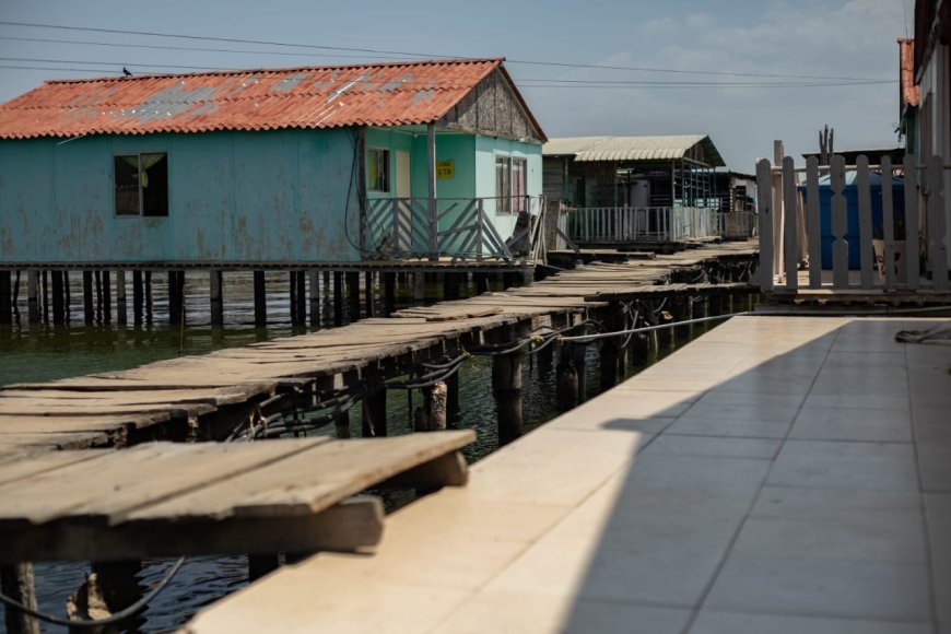 Alcaldía de Maracaibo reemplaza caminerías de madera en Santa Rosa de Agua