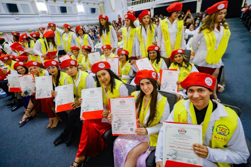 Gobernador Luis Caldera acompaña graduación de 156 Médicos Integrales Comunitarios