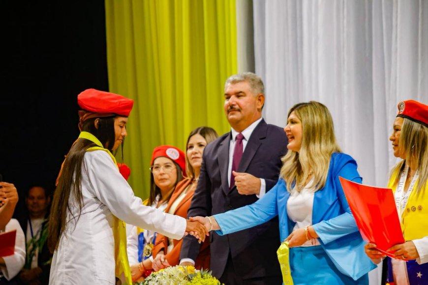 Gobernador Luis Caldera acompaña graduación de 156 Médicos Integrales Comunitarios