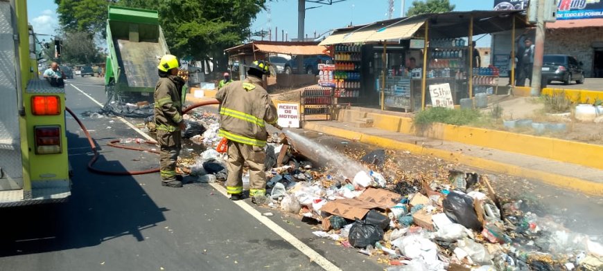 ¡Respuesta relámpago en la C1!  Intervención de bomberos sofocó incendio y salvan camión compactador