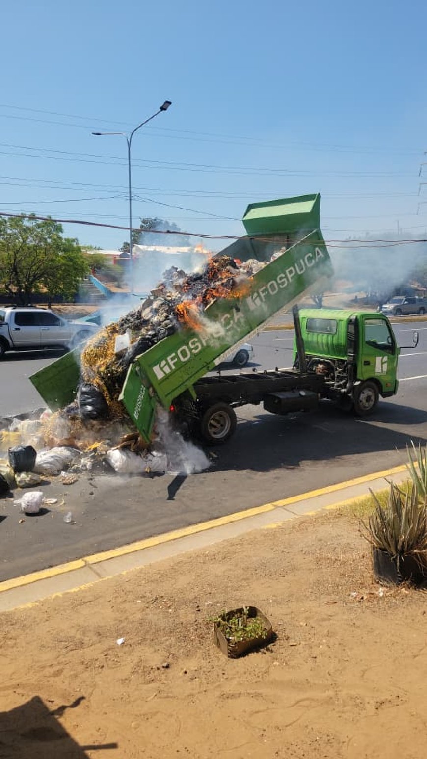 ¡Respuesta relámpago en la C1!  Intervención de bomberos sofocó incendio y salvan camión compactador