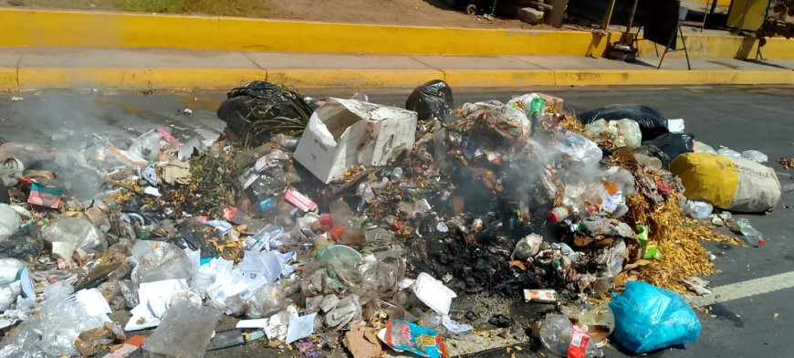 ¡Respuesta relámpago en la C1!  Intervención de bomberos sofocó incendio y salvan camión compactador