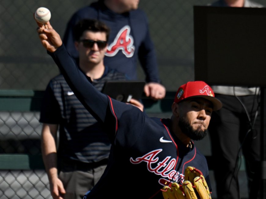Robert Suárez anda cuchillo y listo para otro gran año