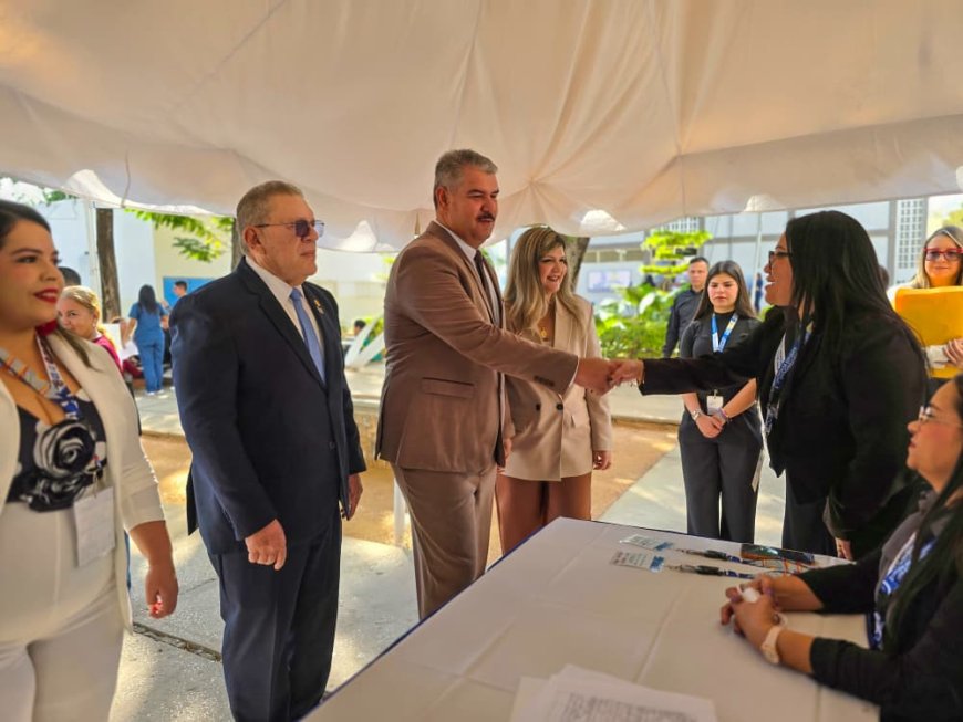 Gobernador Luis Caldera recibe Medalla al Honor al Mérito  de la Facultad de Medicina de LUZ
