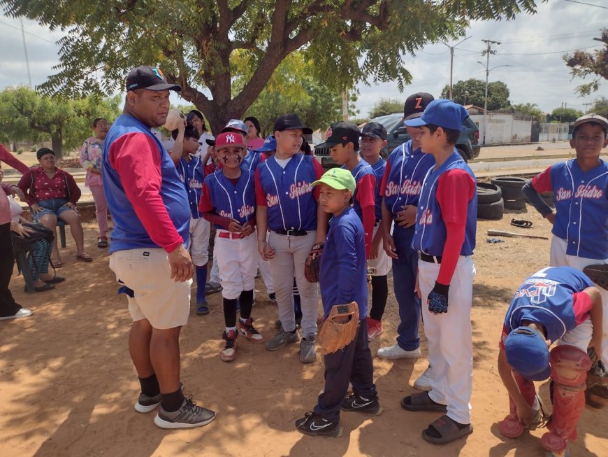 En la Villa San Isidro se levanta la liga "Dios es Fiel", solo con el apoyo de los padres y amigos