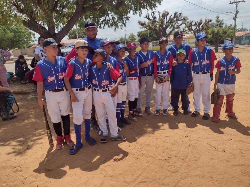 En la Villa San Isidro se levanta la liga "Dios es Fiel", solo con el apoyo de los padres y amigos