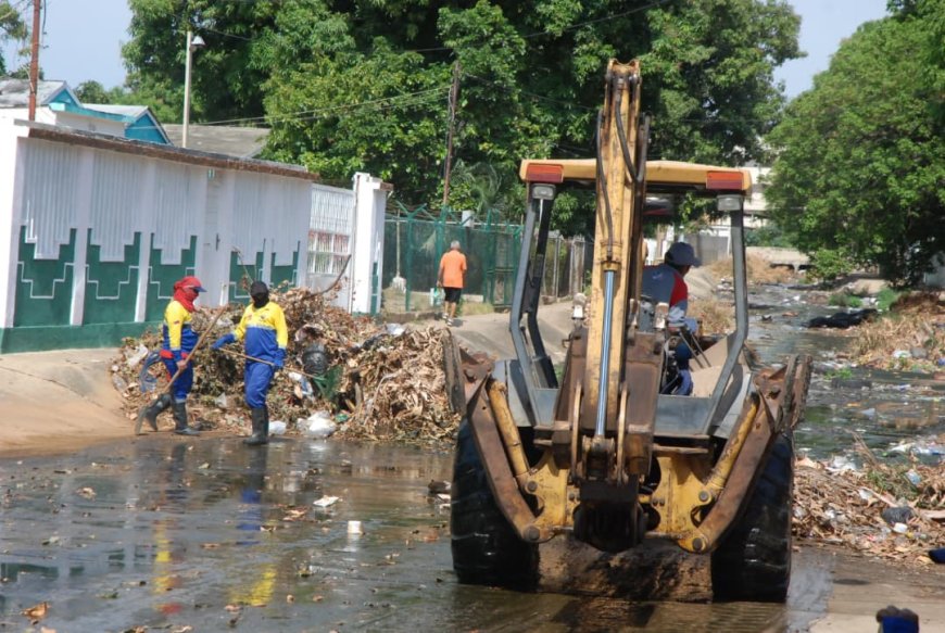 Alcaldía de Maracaibo limpia cañada La Rosita en Los Claveles