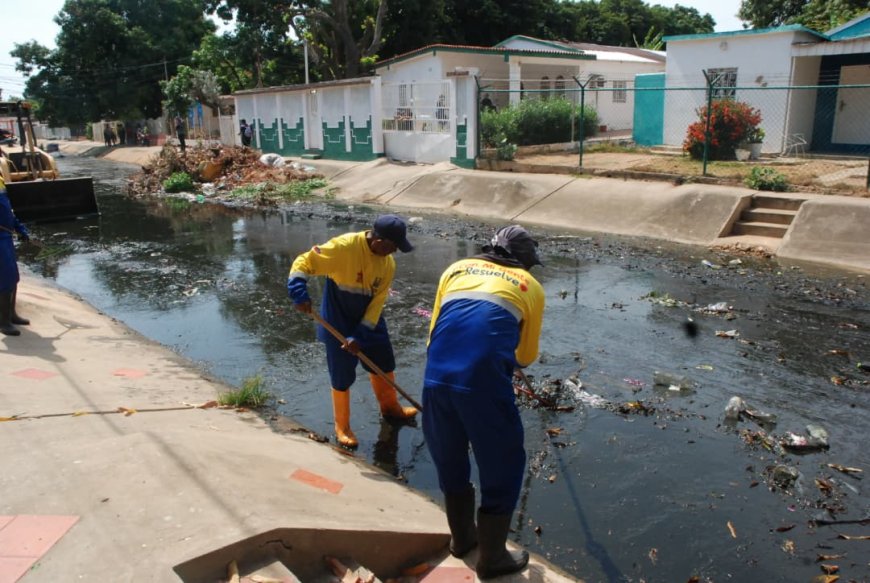 Alcaldía de Maracaibo limpia cañada La Rosita en Los Claveles