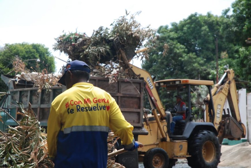 Alcaldía de Maracaibo limpia cañada La Rosita en Los Claveles