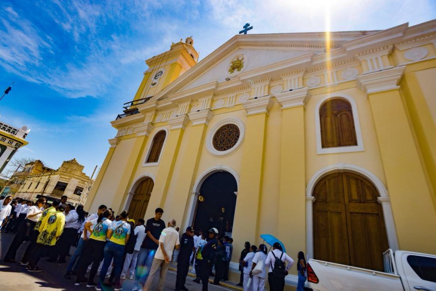 Gobernador Luis Caldera acompaña la Misa Crismal en la Catedral de Maracaibo