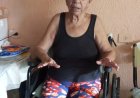 Abuelita agradece que donaron una silla de ruedas