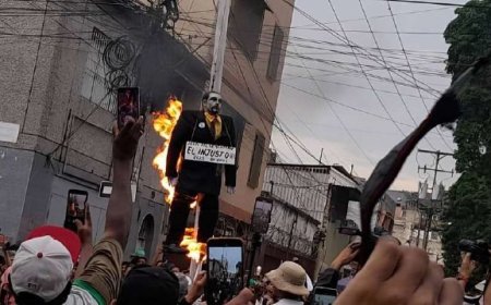 La gente quema a Judas como venganza por su traición