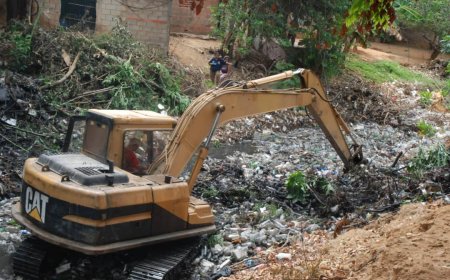 Alcaldía de Maracaibo activada: Limpia cañadas ante la llegada de las lluvias