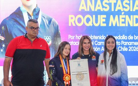 Orden Honor a la Juventud Antonio José de Sucre para la nadadora Anastasia Roque