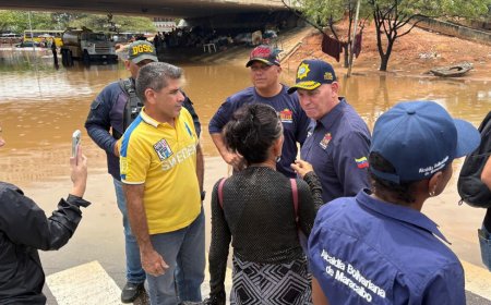Di Martino aguanta el aguacero y responde a los afectados junto a su equipo
