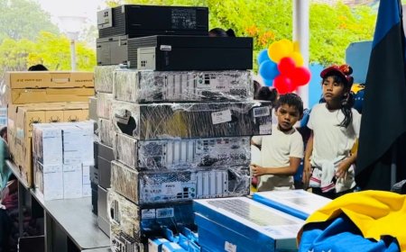 Luis Caldera impulsa la educación en Jesús Enrique Lossada con nuevas herramientas tecnológicas