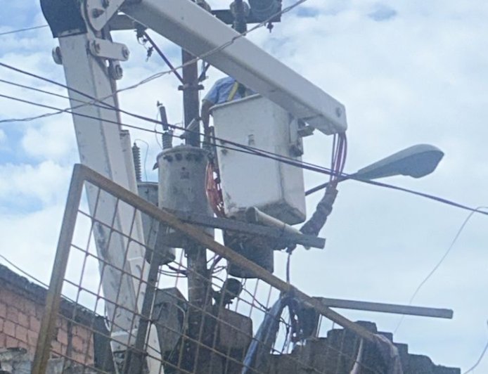 En tiempo récord sustituyeron transformador que explotó en el Callejón de los Pobres