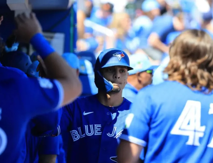 Andrés Giménez soltó su segundo vuelacerca, pero Azulejos cayó