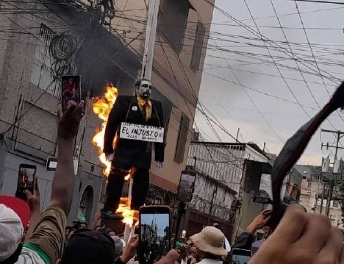 La gente quema a Judas como venganza por su traición