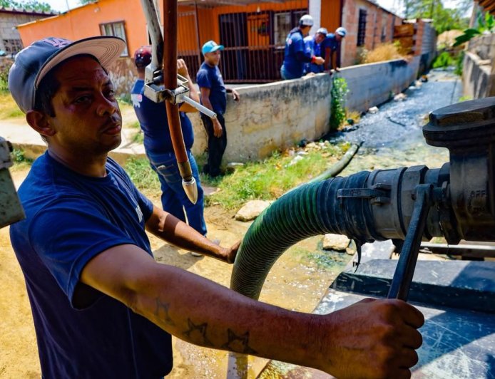 Gobernador Caldera supervisa trabajos en colectores de aguas servidas en Comuna Altos de Jalisco