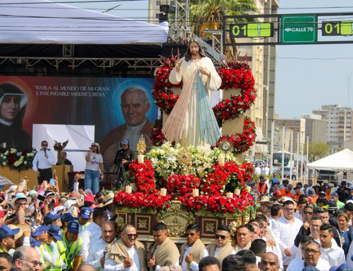 100 mil feligreses acompañaron la imagen de Jesús de la Divina Misericordia. 