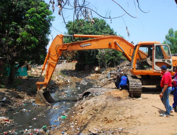 Alcaldía de Maracaibo limpió tramo Brisas del Sur de cañada La Arreaga