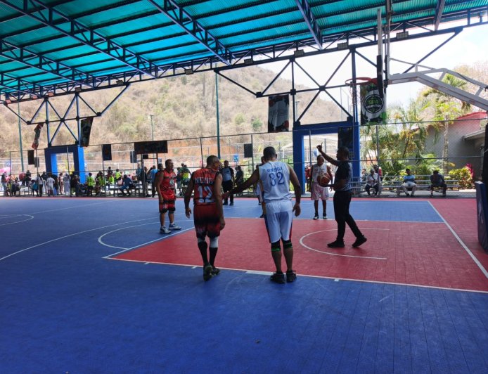BASQUET DE LA TERCERA EDAD: “Lomas de Urdaneta” y “Somos 23” exponen sus invictos