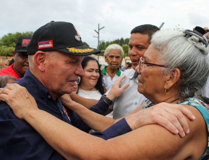 En Los Aceitunos bailan en un pié por el asfaltado que les dio Di Martino