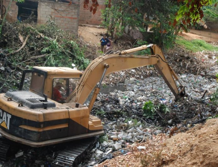 Alcaldía de Maracaibo activada: Limpia cañadas ante la llegada de las lluvias
