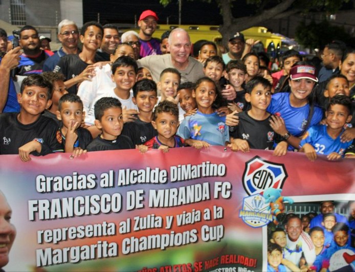 Patrocinio de oro de Di Martino a escuela de fútbol infantil que competirá en torneo nacional