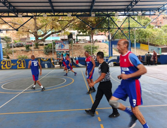 Con 7 juegos echa candela el básket tercera edad.