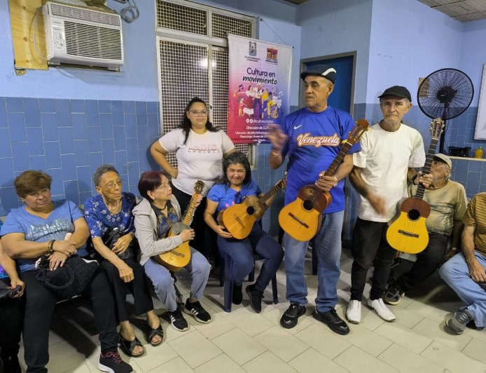 Abuelos y abuelas del club “Años Dorados” del IVSS Norte recibieron clase de cuatro