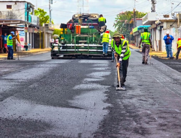 Luis Caldera activa el Plan de Asfaltado en Campo Boyacá, municipio Jesús Enrique Lossada