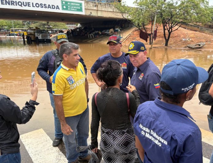 Di Martino aguanta el aguacero y responde a los afectados junto a su equipo