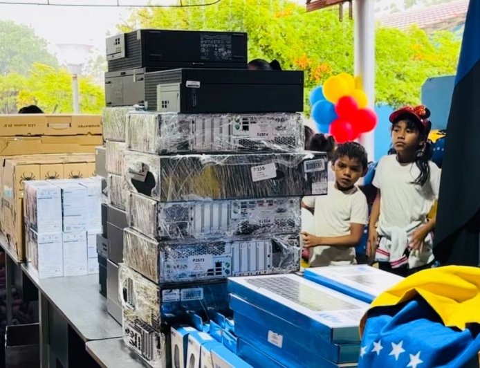 Luis Caldera impulsa la educación en Jesús Enrique Lossada con nuevas herramientas tecnológicas