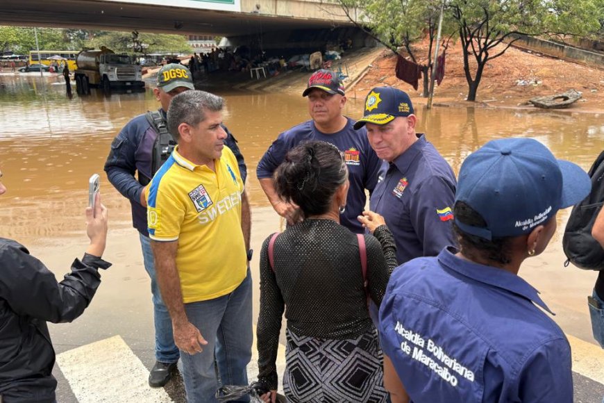 Di Martino aguanta el aguacero y responde a los afectados junto a su equipo