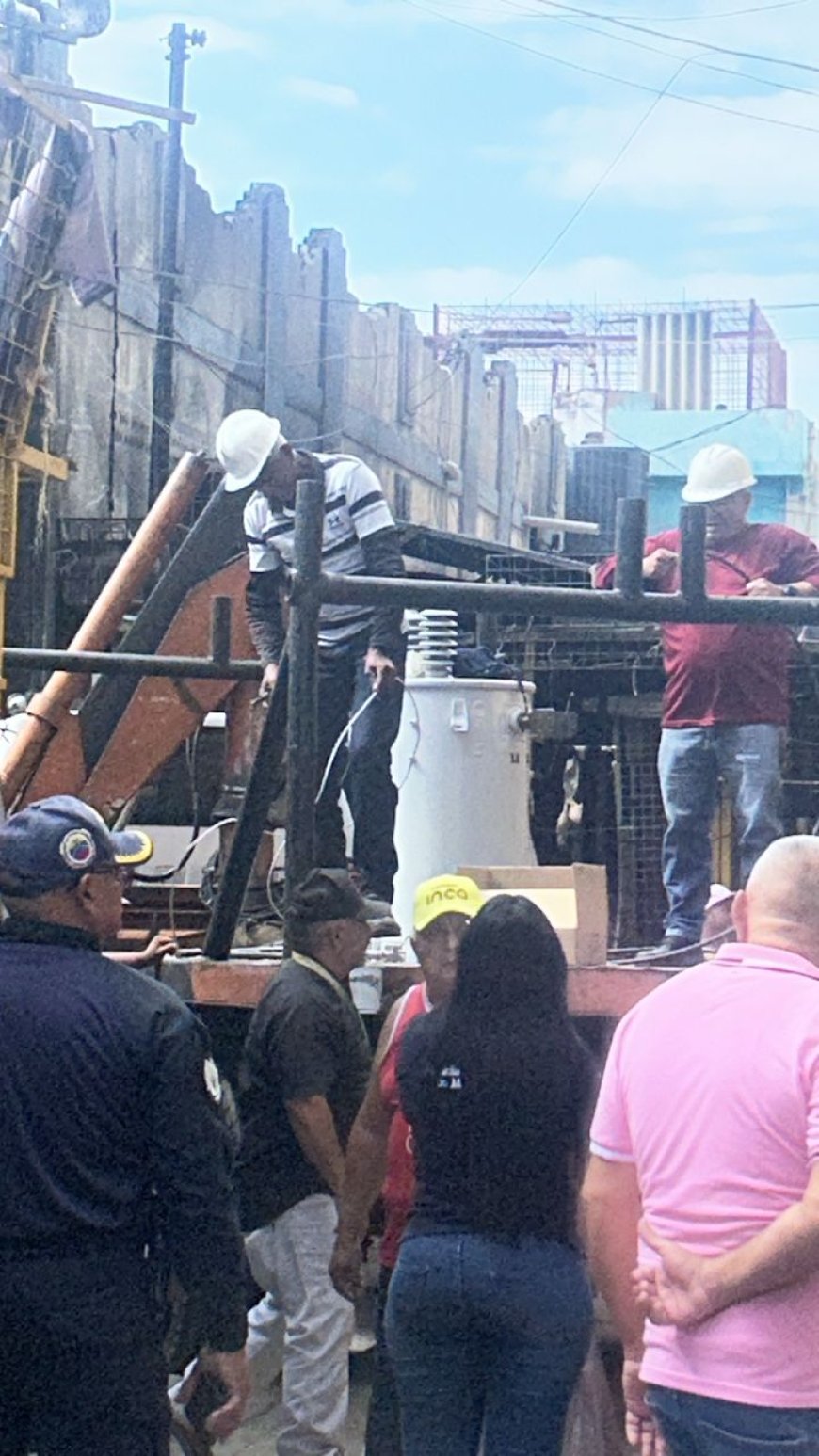 En tiempo récord sustituyeron transformador que explotó en el Callejón de los Pobres