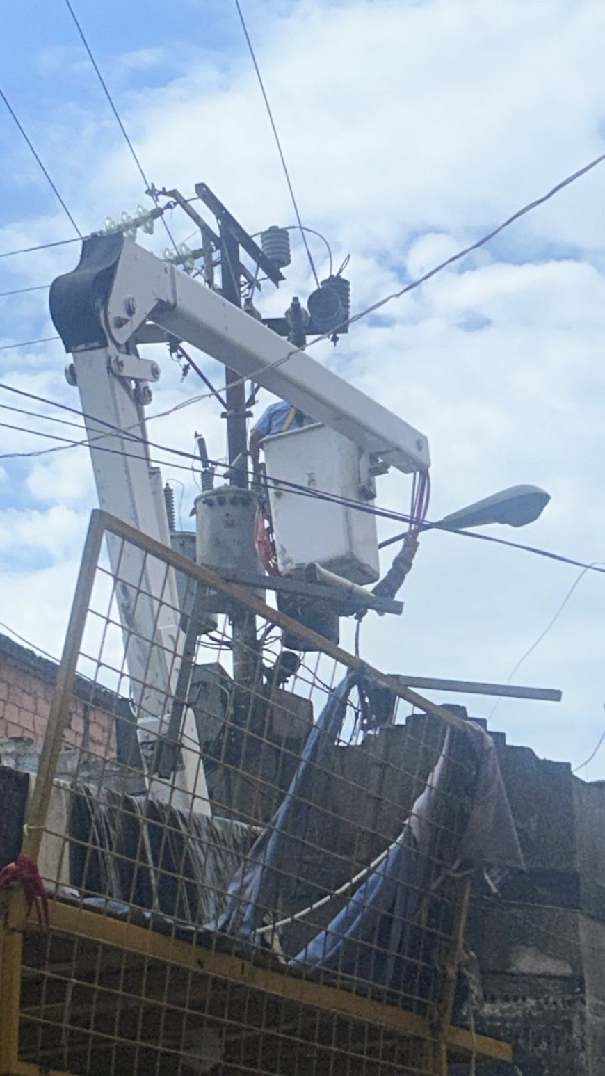 En tiempo récord sustituyeron transformador que explotó en el Callejón de los Pobres