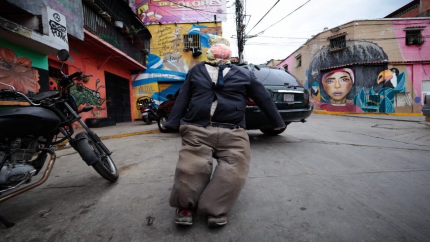 La gente quema a Judas como venganza por su traición